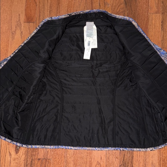 Chico's Blue & Gold/Black Reversible Quilted Shine Print Jacket Size 1 = 8 NWT - Picture 5 of 5